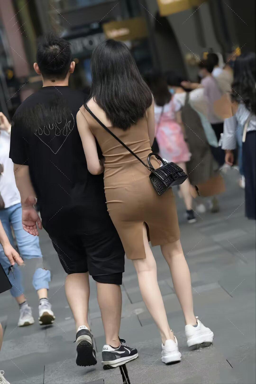 和阳光一起，心里就不会晦暗；和春天在一起，脸上就常带微笑；做最好的自己，不用