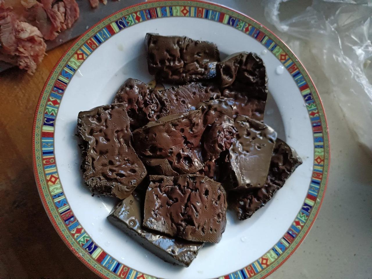 上午去附近某“生活广场”看看牛腱子，一问价格：78元一斤、80元一斤。