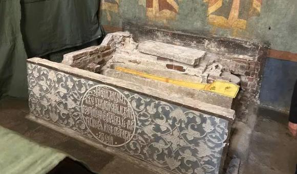 差点被暖气管压碎！克里姆林宫地板塌了，惊现俄罗斯700年前祖宗！这事听上去像