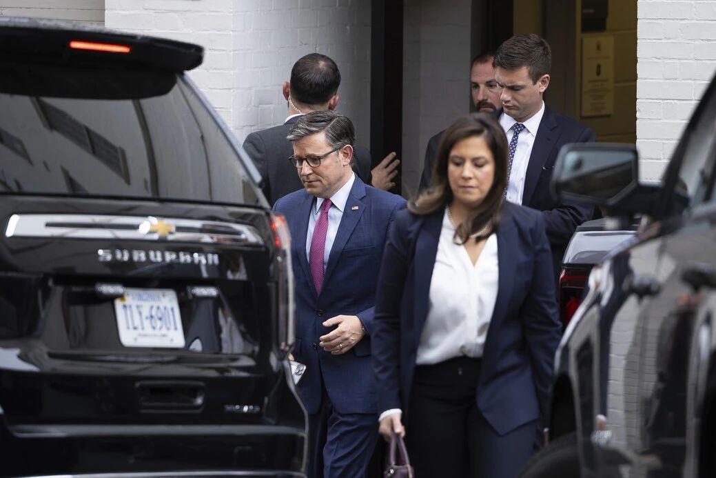 众议院共和党内部围绕年度国防授权法案再起波澜。纽约州众议员斯特凡尼克在与议长约翰