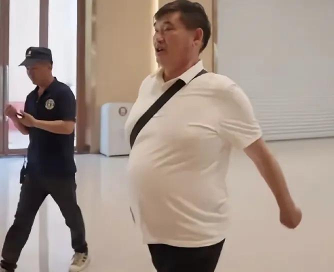 被全网嘲油腻的大衣哥，38亿播放量被00后捧成了南天门大将军说起朱之文，网上评