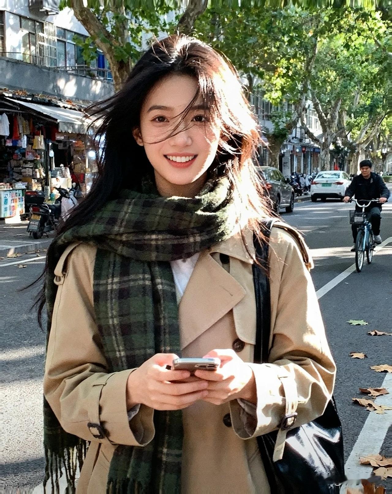 秋阳暖暖铺陈街巷，微笑女孩漫步街头，轻握手机，步履间皆是松弛自在的美好～绝美随手