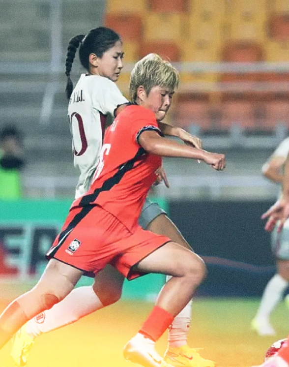 中国女足4:2险胜！首胜升榜首！中国女足太飒了！这场以4:2惊险战胜对手，终