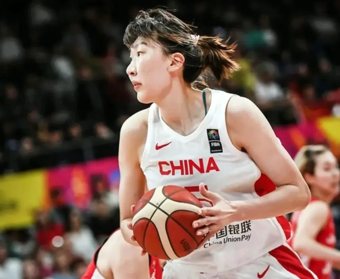 女篮热身赛！中国女篮迎来两连胜，有五人不得不说