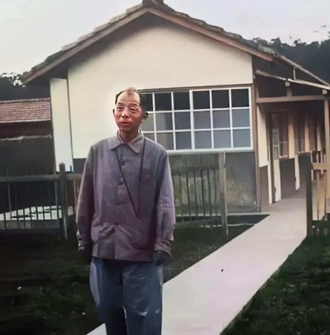 这是张学良在1946年被幽禁在台湾的一张老照片。作为曾经的少帅，“民国四公子”