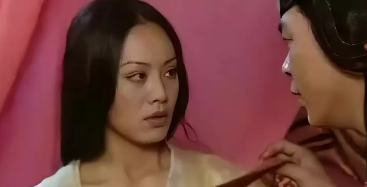 公元前235年，嬴政在母亲赵姬寝宫大口吃肉，赵姬男宠嫪毐在旁贴心伺候。这时，一个
