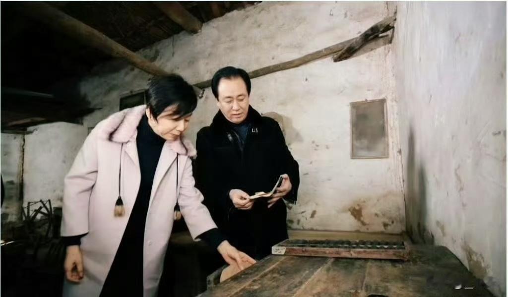 2018年，许家印带着妻子回河南老家，和叔伯乡亲围坐在一起吃了一顿“忆苦饭”。桌