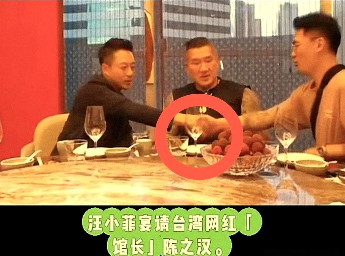什么叫做真正的人物，再有流量能怎么样，小菲随便一坐，对比就出来了。你发现没？