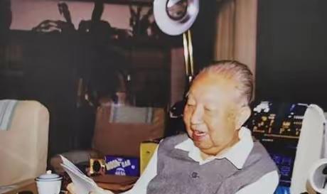 1998年1月，长沙市委代表蒋新祺去看望华国锋，交谈中，已从不过问政治的华国锋突