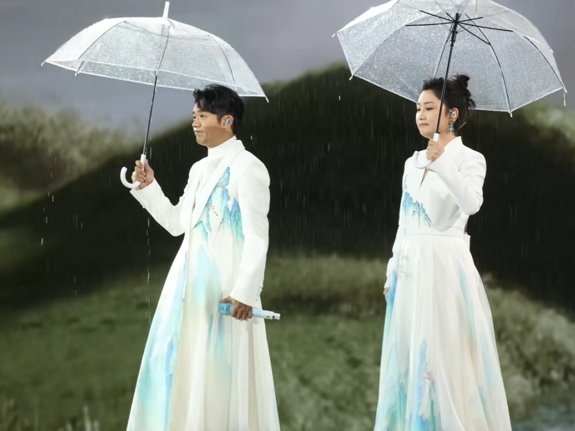 曾毅耍帅，坑惨了玲花，气得玲花差点飙脏话！“凤凰传奇”去厦门开演唱会，恰逢天