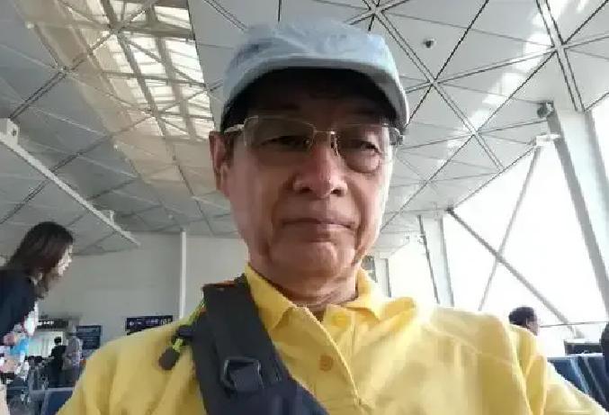一七十多岁的日本老人在甘肃某景区售票窗口前，掏出护照态度强硬地要求免票，声称自己去哪里都是免费待遇。