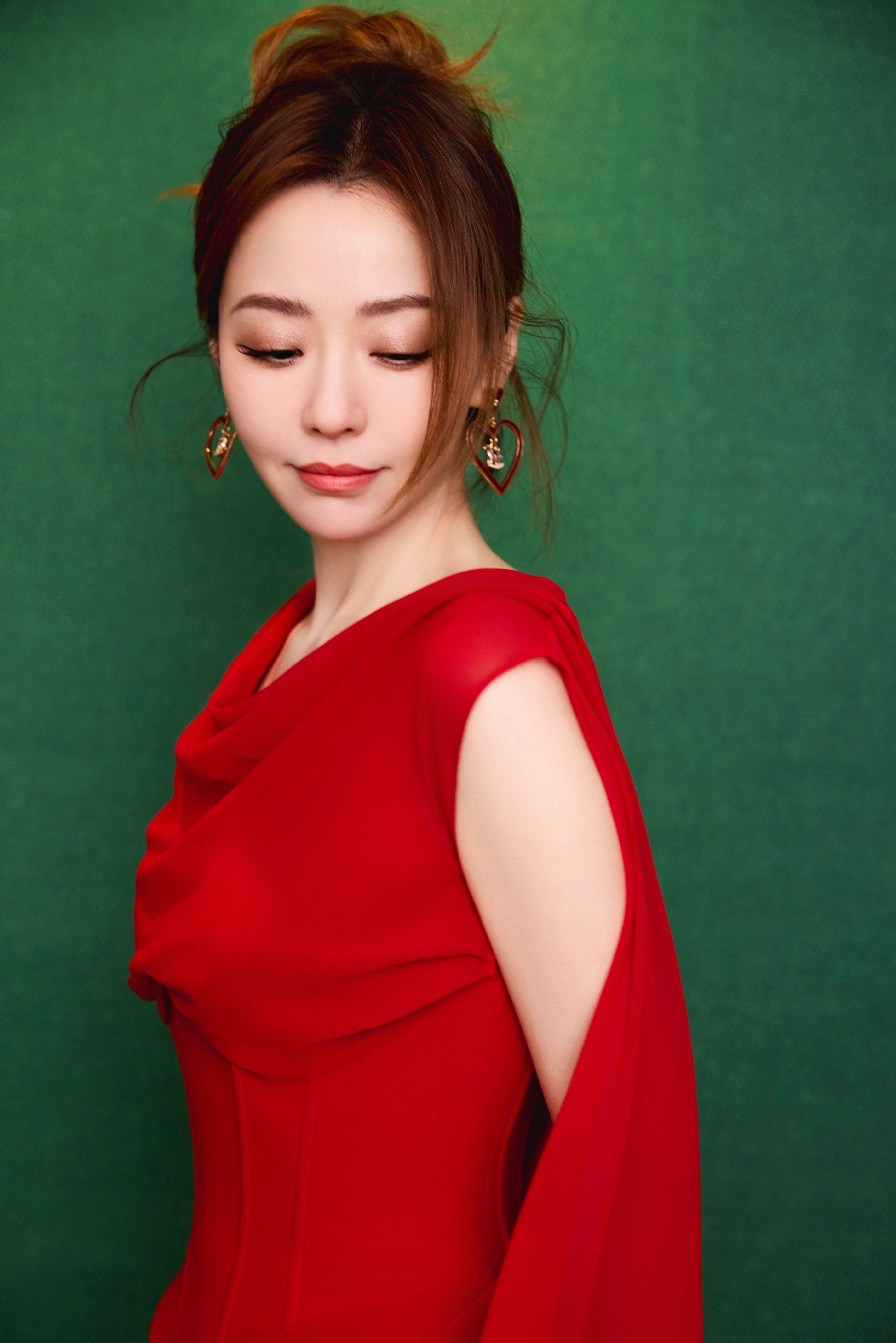 张靓颖红裙曳地，气场全开，每一步都踩在焦点上，自带女王级的光芒与从容。