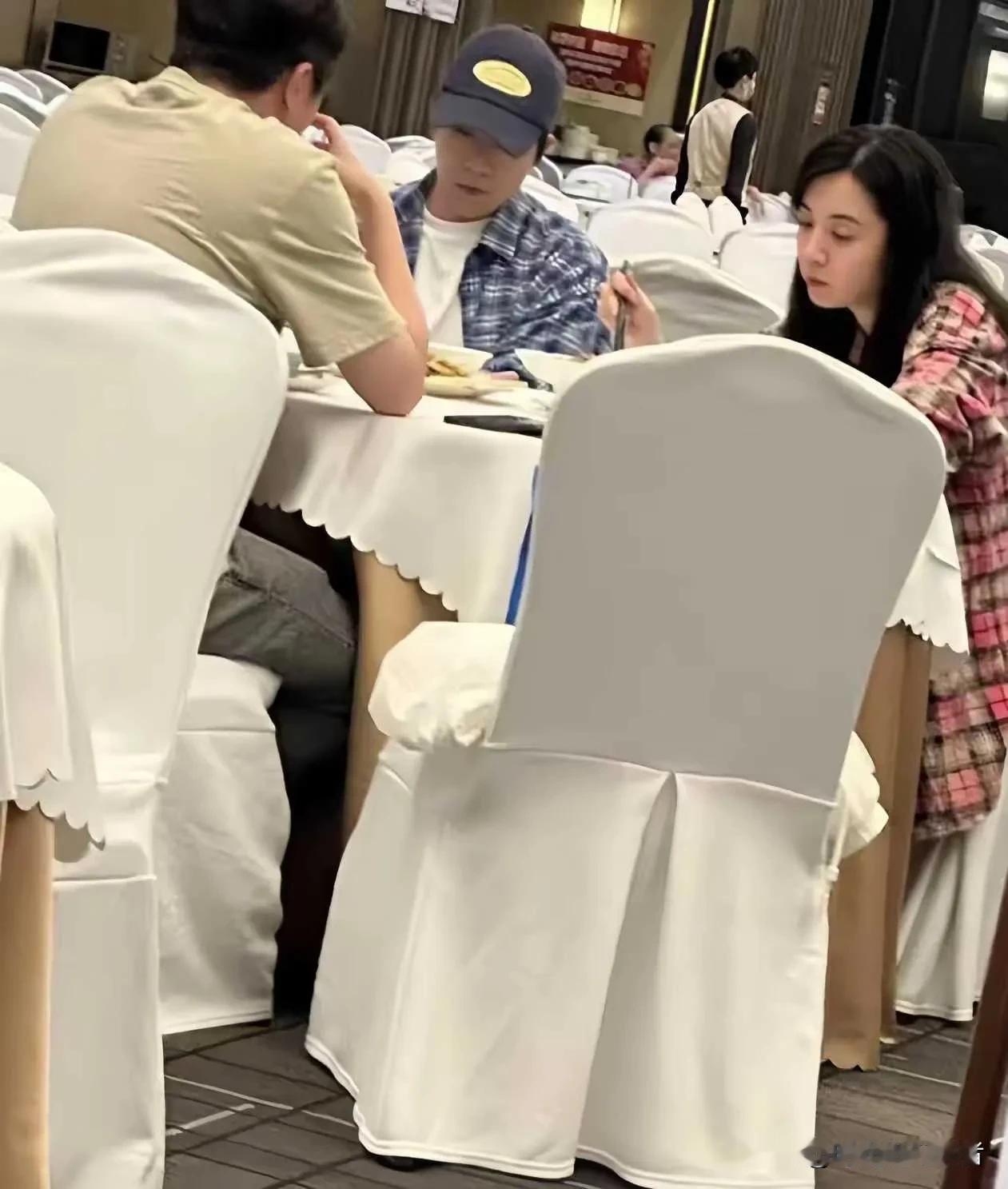 俞灏明和王晓晨真是内娱最有趣的一对，俞灏明官宣，王晓晨无声无息，又有网友晒出二人
