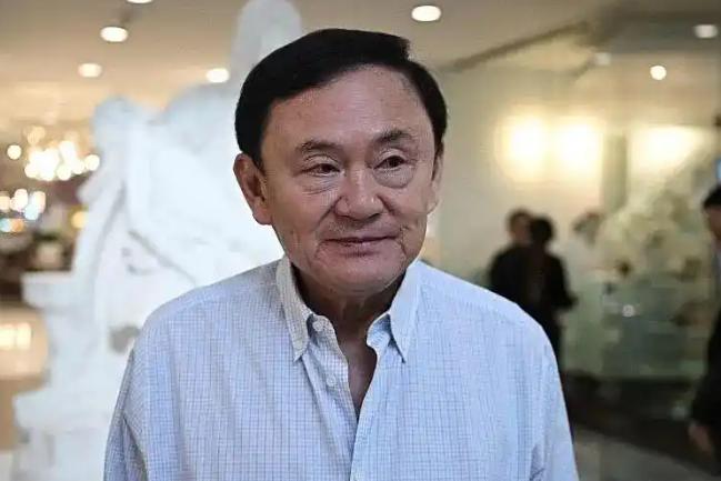 六月二日，泰国国王玛哈·哇集拉隆功签下特赦令，前总理他信彻底恢复自由身。 这