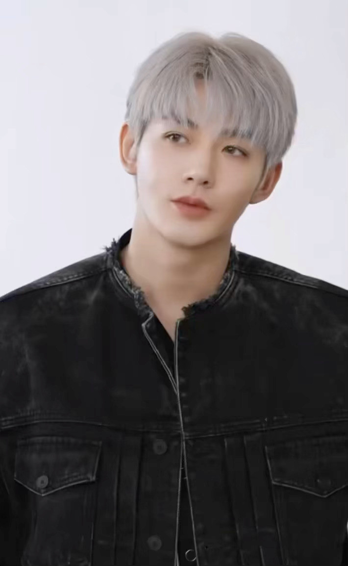 谁懂啊！邓为53座楼宇大屏灯光秀应援，鸡皮疙瘩都起来了！！好浪漫好震撼啊！这排面