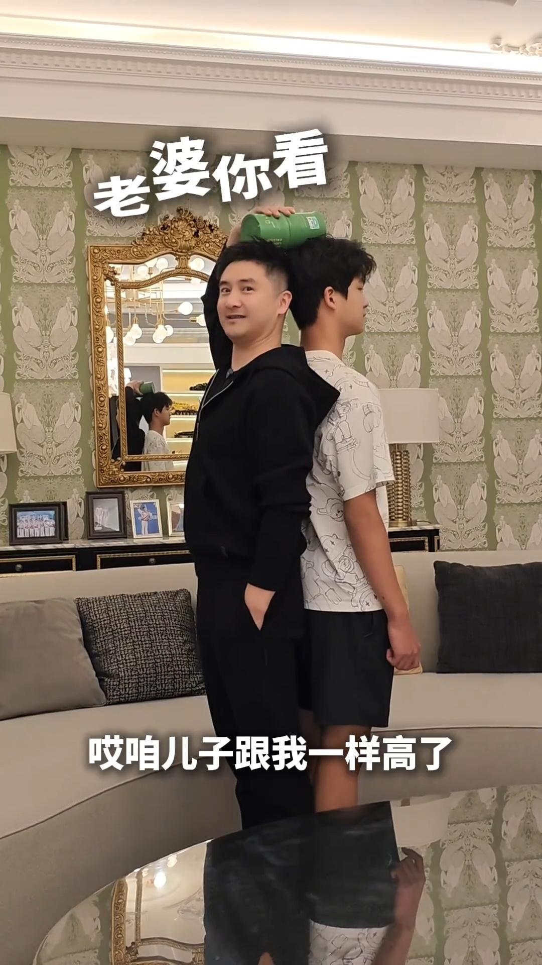 田亮13岁儿子身高田亮晒与儿子身高对比田亮晒与儿子身高对比，好高啊​​​