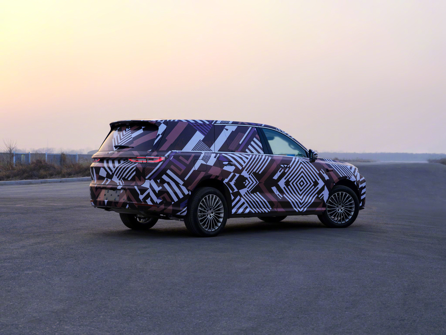 魏牌旗舰SUV实车曝光之前一直热议的魏牌全新旗舰SUV，今日官方正式放出了伪装