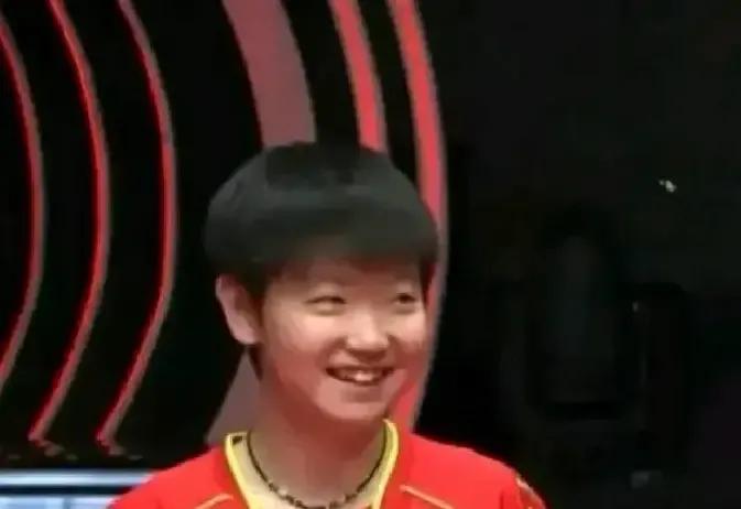 莎莎面对一位记者抛出的提问，这问题和一个从佛山来观赛的小女孩有关。场馆外人潮