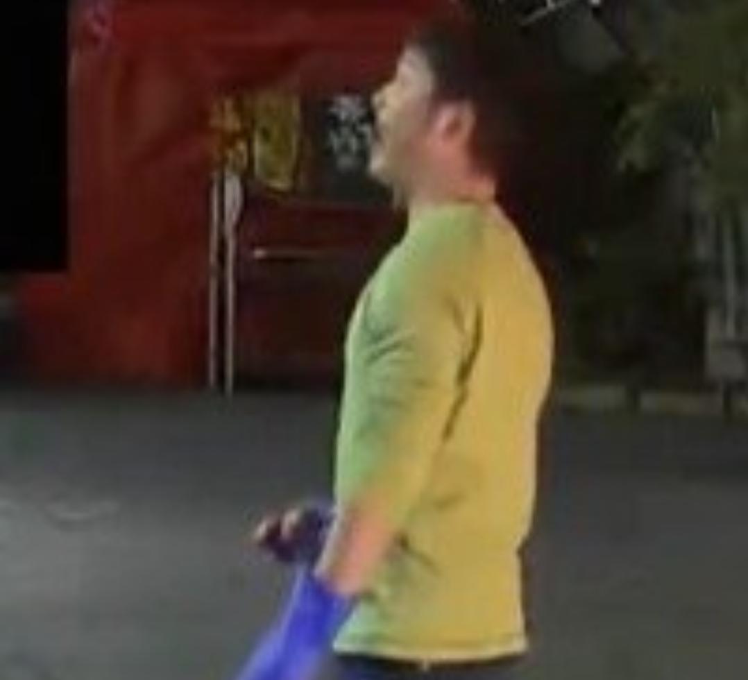 烤鱼店老板喂猫躲过夺命花盆！你信善良真能救命吗？惊险！贵州烤鱼店老板刚弯腰给