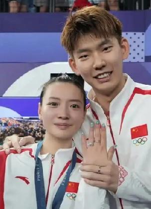 11月21日，羽毛球世界冠军黄雅琼与刘雨辰官宣结婚，在社交平台晒出婚纱照甜度