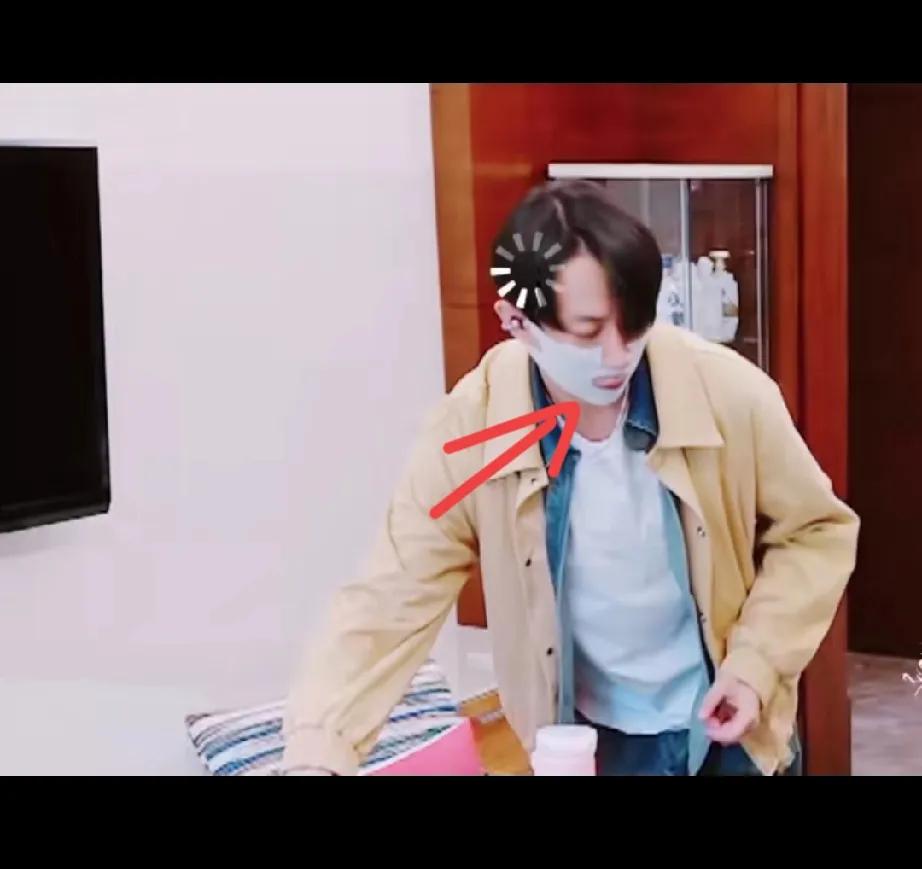 怪不得董璇父母看不起张维伊呢？谁家上门就带四包丸子看老丈人家的呢？张维伊上门