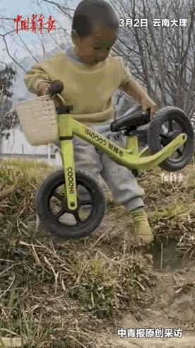 懂教育的妈妈！云南大理，3岁小男童要骑车跨过小溪，妈妈不伸手，还不让爸爸帮忙，结