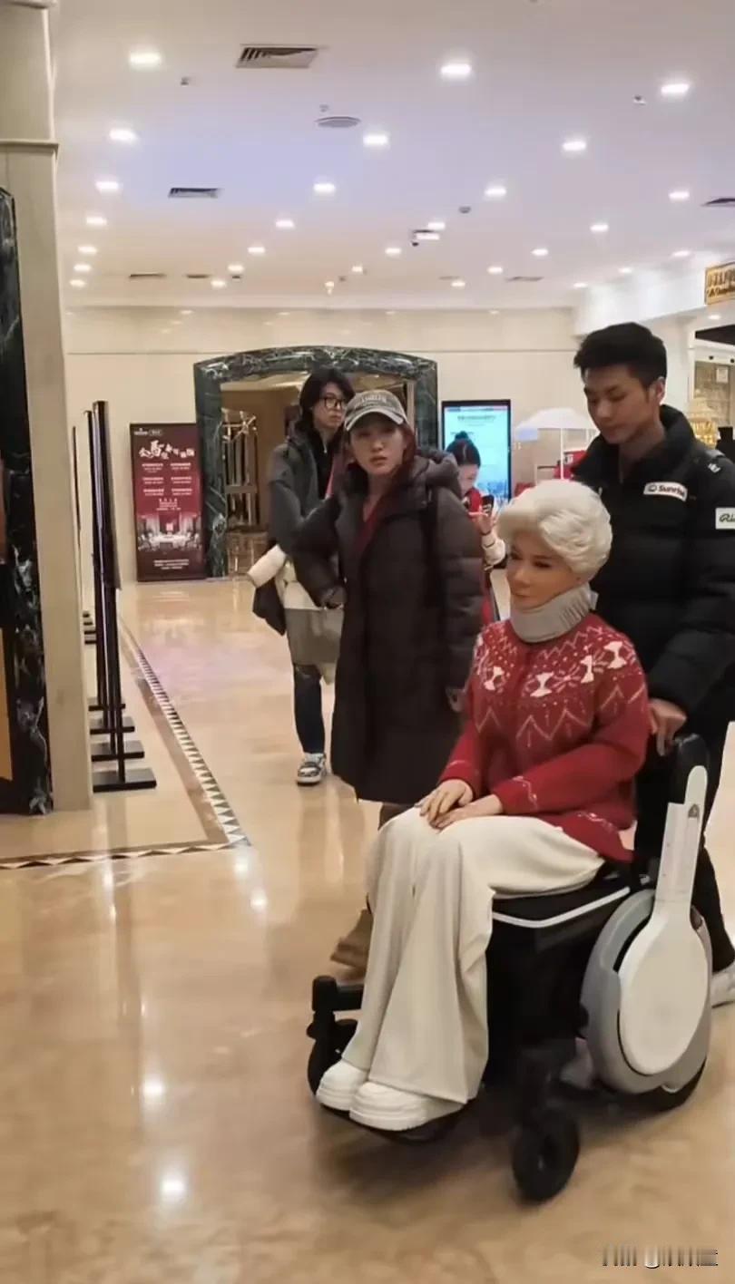 偶遇“假蔡明”下班，实话而言，近距离观看，还是与真人差距很大！春晚舞台上“它”