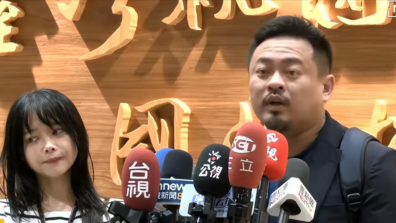 回去就嘴硬是吧？洪申瀚参加完APEC会议后，回到台湾，在桃园机场开记者会，啰里