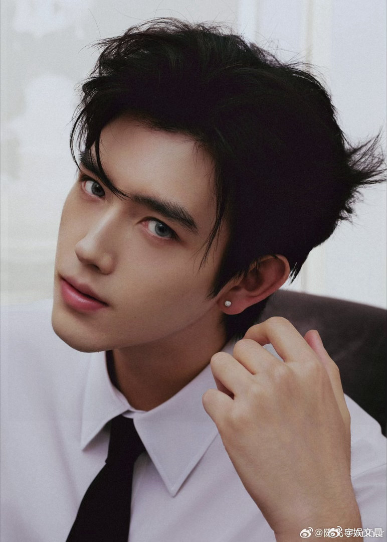 陈飞宇跳舞偷感好重陈飞宇是热巴的贴身保镖吧陈飞宇跳舞那段，确实太有喜感了。他那