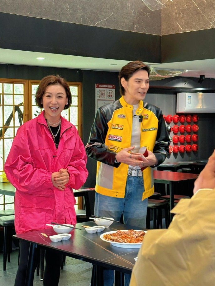 笑不活了！猛一看向佐还以为去送外卖了，和外卖小哥撞衫程度堪比复制粘贴