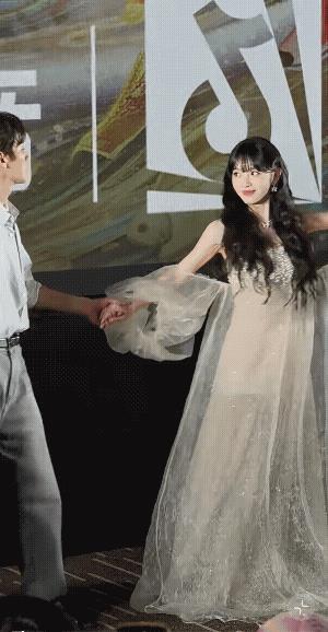 谁说许凯变成了“许大胆”，许凯完全是在自吹自擂呢，这胆子比针鼻还小，和女主跳舞，