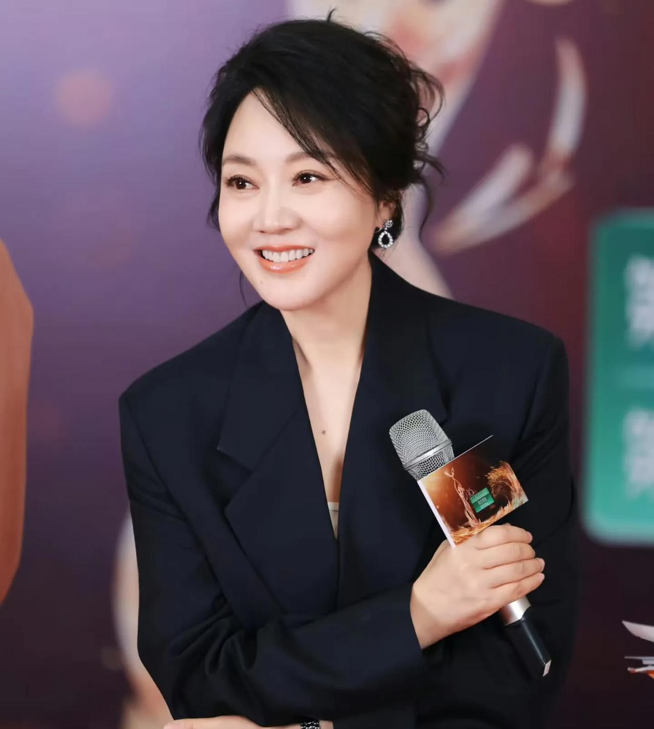 为什么大佬都喜欢闫妮？原因很简单，不是因为她漂亮有气质，而是因为她的性格。