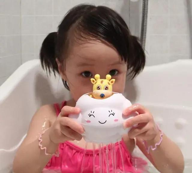 以前听说过一件事，有个宝妈给儿子洗澡，她懒得热水直接把孩子放大锅里热灶上洗，中途