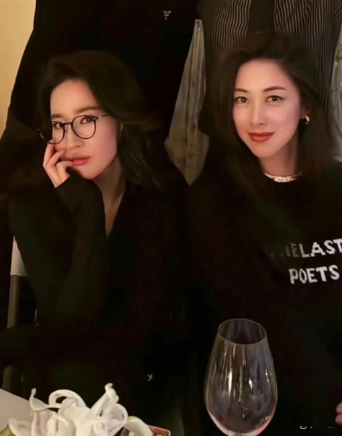 刘亦菲和朱珠，还有朱珠家里人，一块在商场里闲逛的样子被人拍了下来。大家讨论最多的