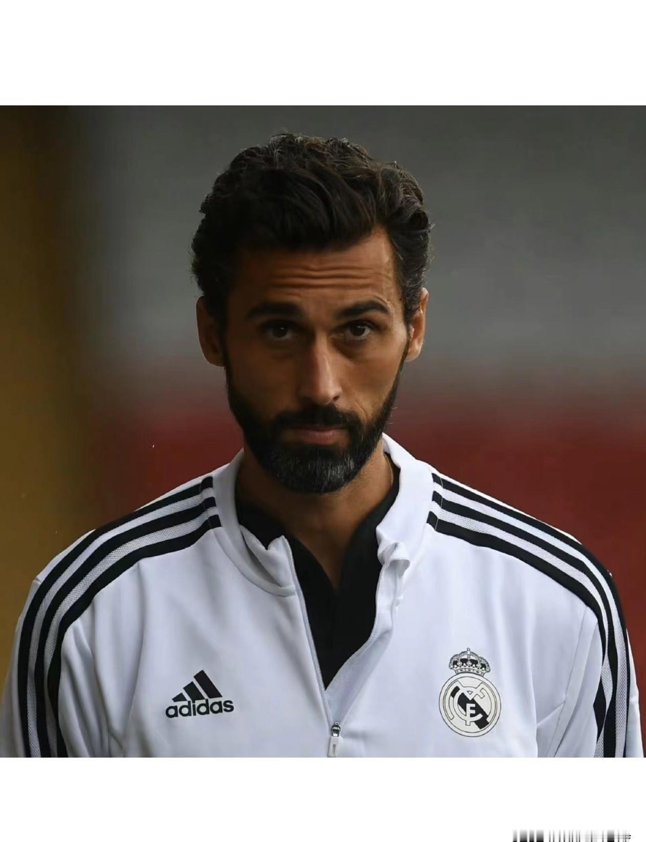 阿韦洛亚接手皇马青训，劳尔走了，安切洛蒂没说话，阿隆索上位了。他当球员时被卡