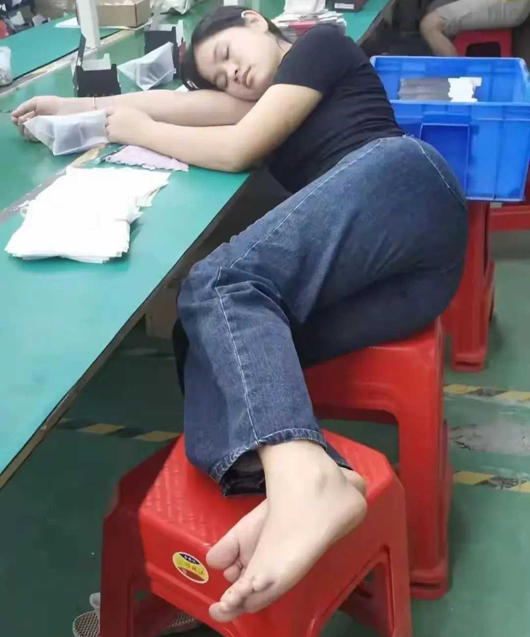 这妹子，睡这里不怕别人摸鱼啊