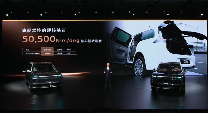 驾控必须掌控全场，安全必须没有短板，你就说对不对吧？来来，一起做零居吧零跑D1