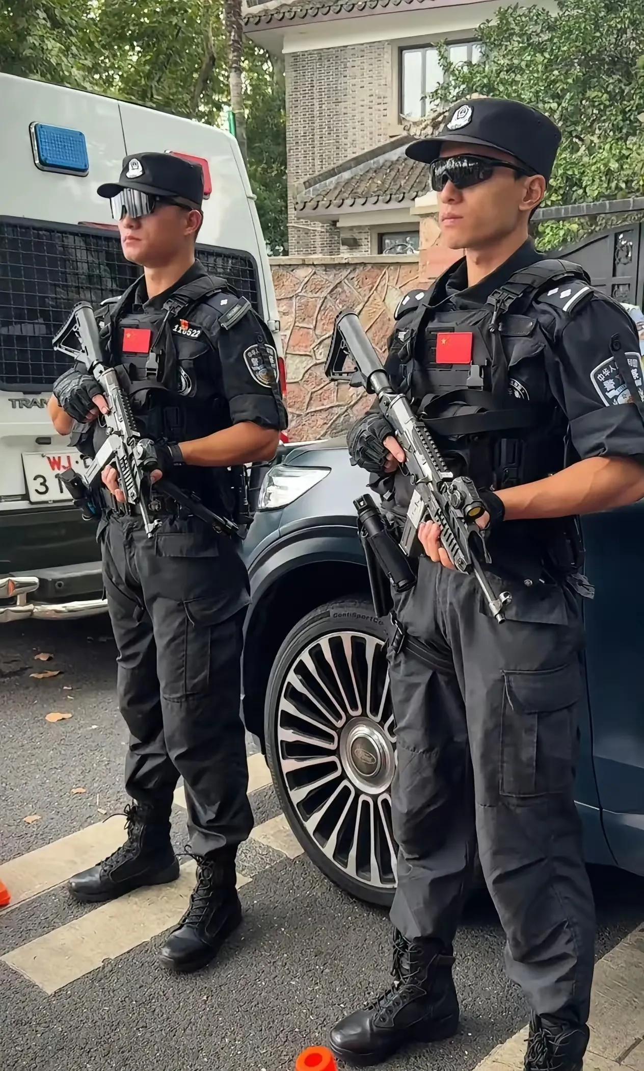 这是从杭州旅游归来的网友发的杭州特警照片。我怎么感觉他们和我们当地特警的服装不一