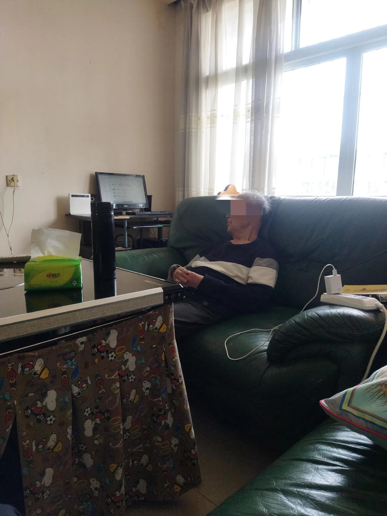 看到父亲目前的生活状态，我真的不敢想象30年后的我会是什么样子。家父今年84