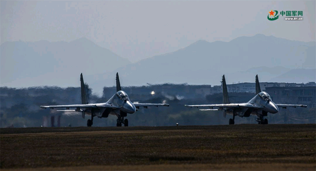 好久没看到猛龙搭配鹰隼了挂载鹰隼Ⅲ昼夜瞄准吊舱的国发歼-10C/歼-16烽火问鼎