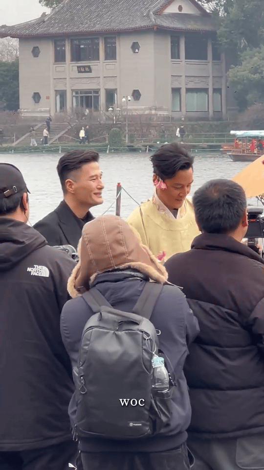 00后已经不认识吴彦祖了路人：他们在拍谁？不认识。听到吴彦祖后：谁？？？在哪？？