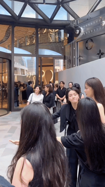 邓为看到这么漂亮的女粉丝上来合影，真的不会小鹿乱撞吗？感觉他是表面淡定，内心澎湃