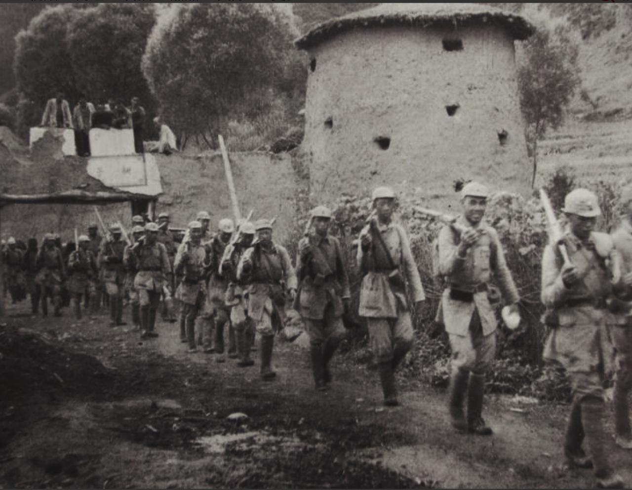 1938年，新兵首次上阵，营长严令“不准开枪”，不料日军未到，枪声突响！营长急吼