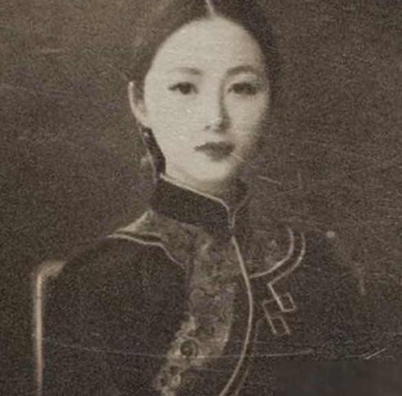 1900年，慈禧第一次见到周莹时就问：“你有丈夫吗？”30岁的周莹回答：“我已