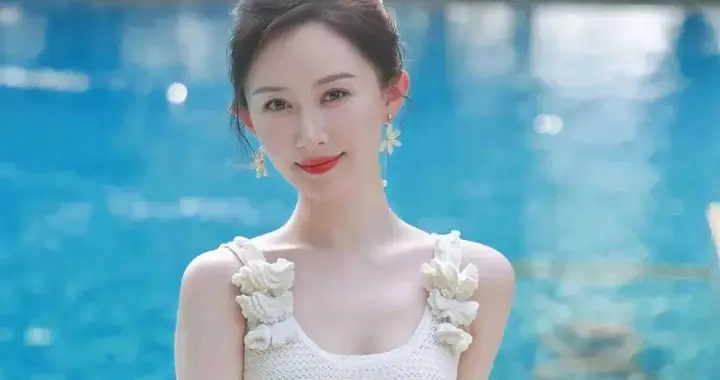 舒畅: 远山含黛凝仙姿, 一颦一笑皆风华