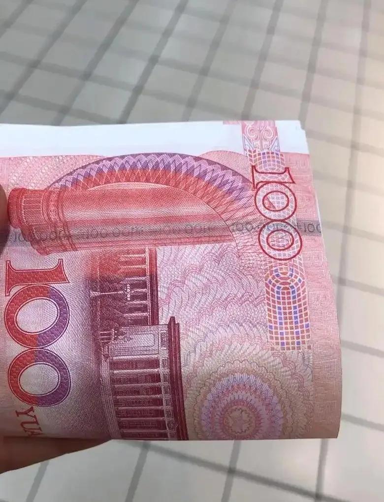 我找邻居借100，邻居一口回绝我，今天我下楼买东西，手机没带，正好邻居在楼下，我