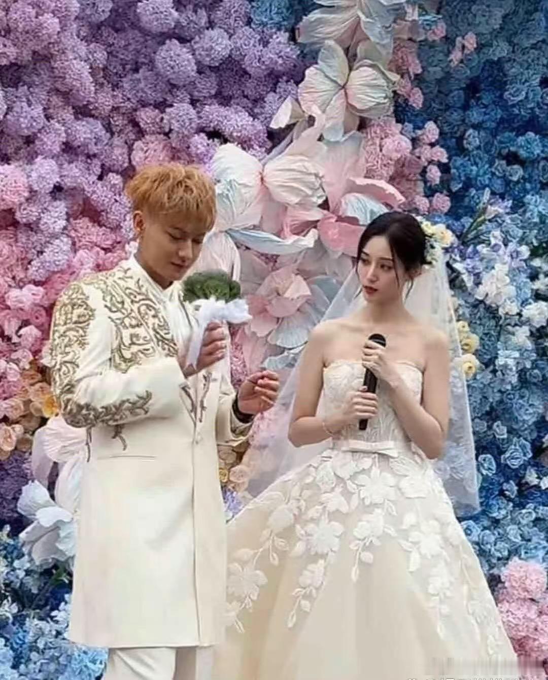 被徐艺洋婚礼中式皇冠美哭了谁看了黄子韬给徐艺洋戴黄金皇冠的画面不心动啊！皇冠闪