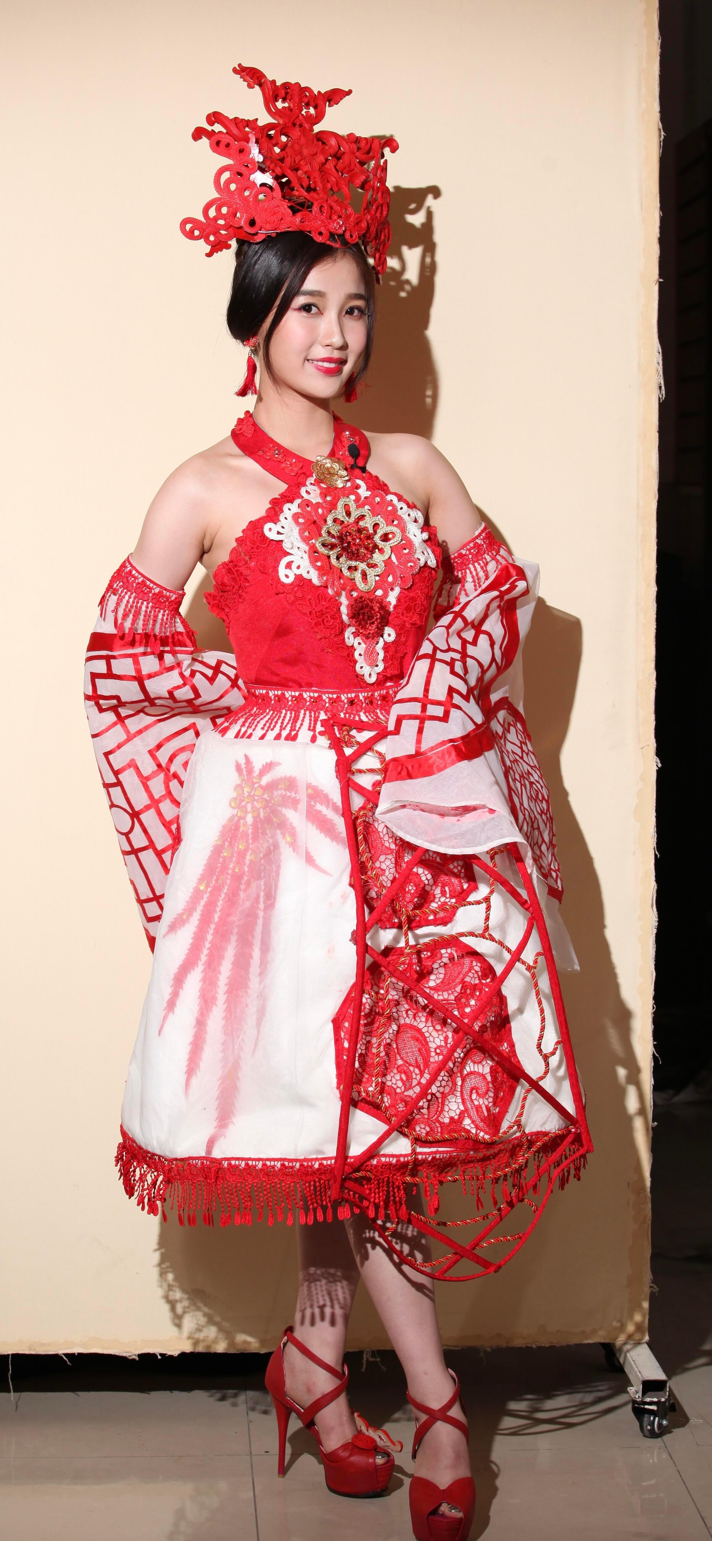 虞书欣一年级剪纸中式礼服走秀好丑