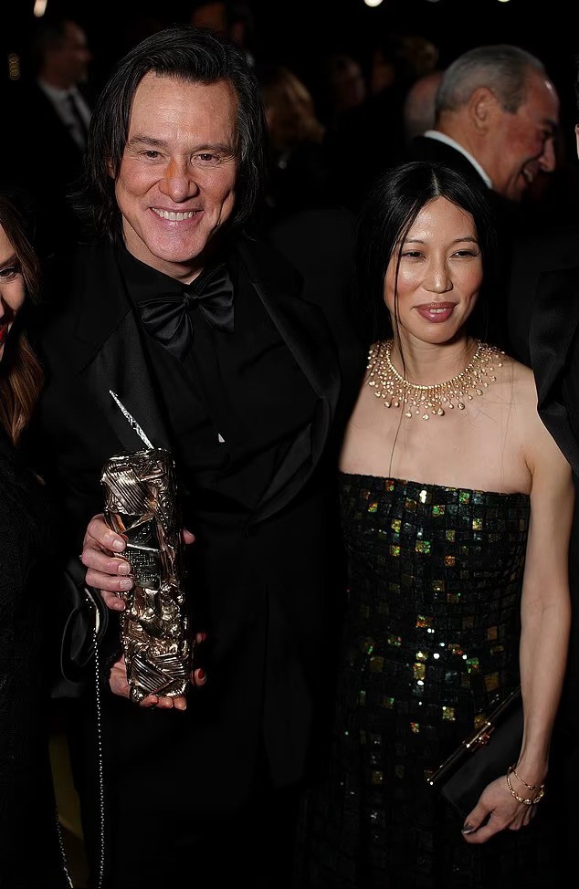 金·凯瑞（JimCarrey）秘密再婚了👇报道称，他和交往多年的女友MinAh在洛杉矶举办了一场小