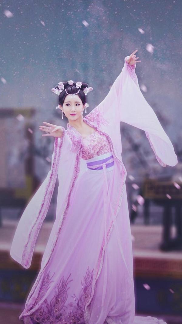 适合出演古装剧,在《锦绣未央》里一袭薄纱淡粉紫裙确定是仙女无疑了
